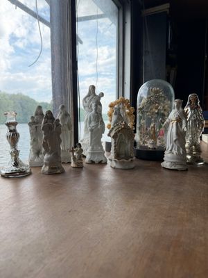 de nombreuses figurines posées sur une table devant une fenêtre