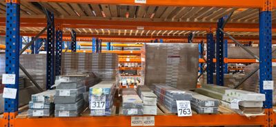 de nombreuses piles de cartons sur les étagères de l'entrepôt