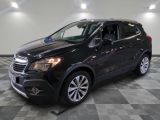 un SUV Buick noir garé dans un garage au sol carrelé