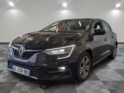 vue de face d'une voiture noire sur un sol à damier