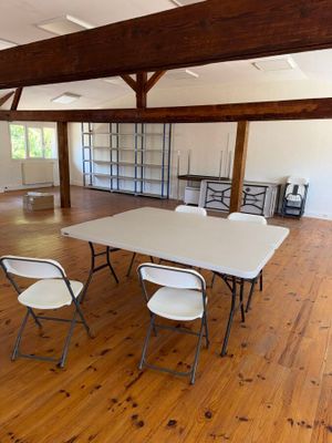 une pièce avec une table et des chaises