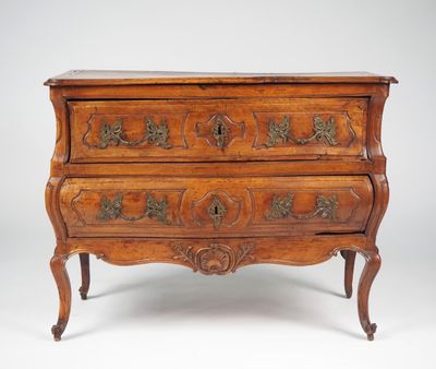 une vieille commode en bois avec des sculptures ornementales sur les tiroirs