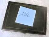 une boîte noire sur laquelle est collée une note avec un autocollant