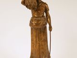 statue en bronze représentant une femme portant un panier de fleurs sur la tête