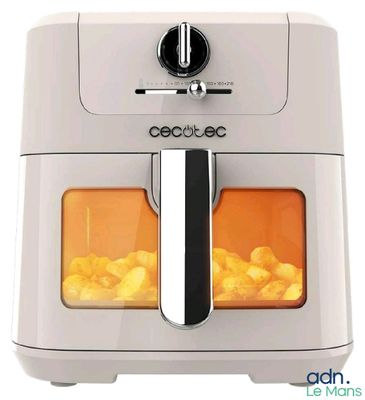 une friteuse à air chaud contenant des aliments