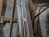 un tas de tuyaux métalliques empilés dans une pièce