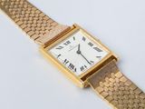 une image d'une montre-bracelet en or avec des chiffres romains