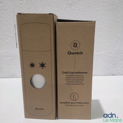 une boîte en carton contenant une brosse à dents