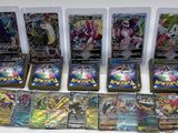 une pile de cartes Pokémon empilées les unes sur les autres
