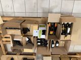 de nombreuses bouteilles de vin sur les étagères de la pièce