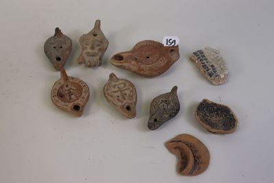 beaucoup de petits objets posés sur une table