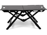 un gros plan d'une table noire à deux pieds sur fond blanc