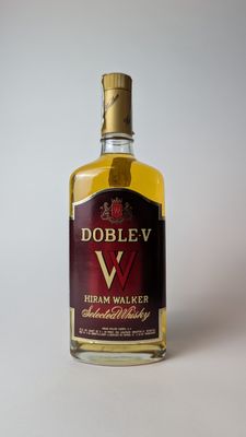 une bouteille de whisky « Doblew V » posée sur une table
