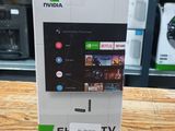 un gros plan sur le boîtier d'un téléviseur posé sur une table