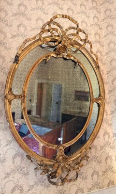 un miroir accroché au mur d'une pièce