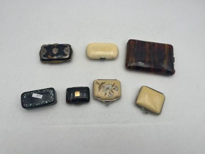 Plusieurs bijoux sont disposés sur une surface blanche