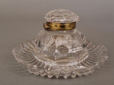 un bougeoir en verre transparent avec un couvercle doré
