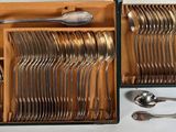 couverts dans un coffret contenant des cuillères, des cuillères et des cuillères-cuillères