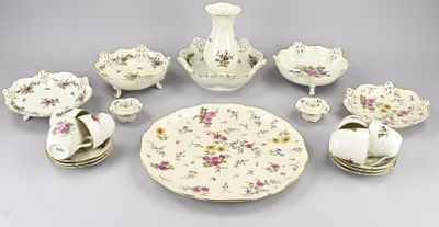 tout un assortiment de vaisselle sur la table