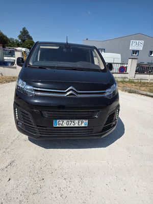 l'avant d'une Citroën noire garée sur un parking