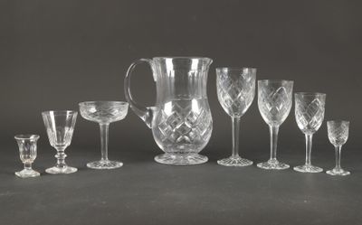 beaucoup de verres à vin et un pichet sur la table