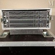 une grande mallette métallique posée sur une table