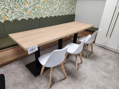 trois chaises et une table dans une pièce dont l'un des murs est recouvert de papier peint