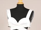 une robe noire et blanche sur un mannequin mannequin mannequin mannequin mannequin mannequin mannequin mannequin mann