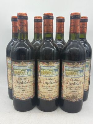 six bouteilles de vin rouge sont alignées sur une table