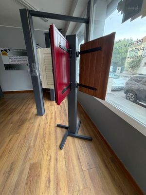 une porte rouge au milieu d'une pièce avec du parquet