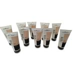 un assortiment de crèmes de maquillage de différentes teintes sur fond blanc