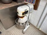 un mixeur dans une cuisine, avec un saladier posé sur le plan de travail