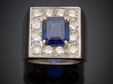 gros plan d'une bague en saphir bleu et diamant sur une surface noire