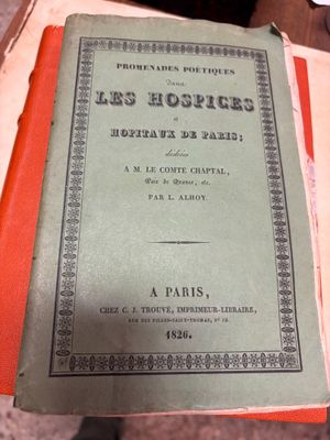 un livre posé sur une table