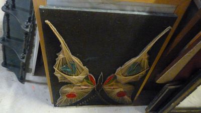 deux paires de chaussures posées par terre