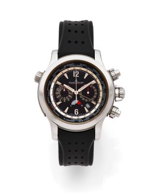 un gros plan d'une montre sur une surface blanche avec un fond blanc