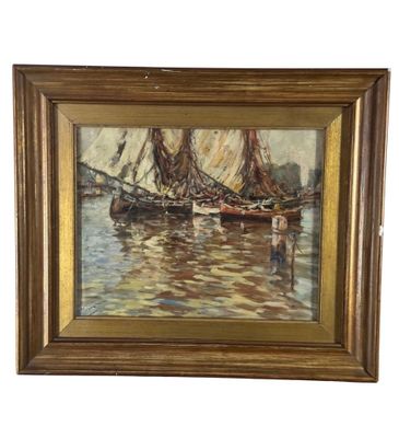 une peinture à l'huile représentant un voilier sur l'eau, avec d'autres bateaux en arrière-plan