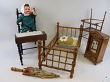 une poupée assise sur une chaise à côté d'un lit