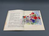 un livre ouvert sur lequel est dessiné un bouquet de fleurs
