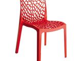 une image représentant une chaise en plastique rouge posée sur un sol blanc