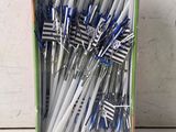 de nombreuses brosses à dents dans une boîte verte posée sur une table
