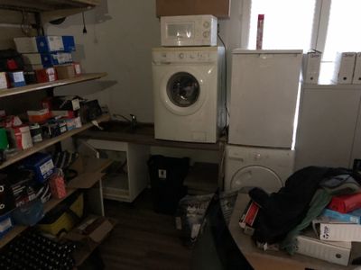 Lot de divers contenu dans la pièce comprenant : 2 armoires … - Photo 1