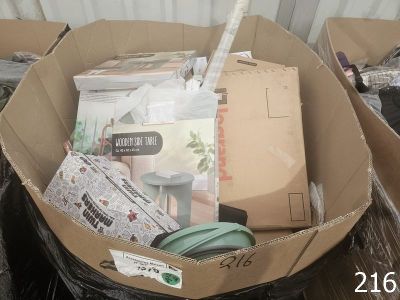 une boîte remplie d'objets posés sur le sol