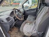 une voiture équipée d'un siège à l'arrière