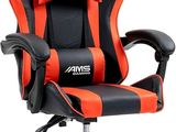 un gros plan d'une chaise dont l'assise est noire et orange