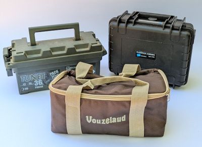 Trois types différents de boîtes de munitions sont représentés sur une surface blanche.
