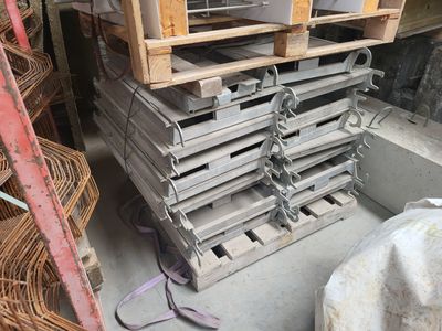 une pile de caisses empilées les unes sur les autres