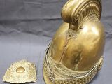 un casque doré et une feuille d'or sur fond gris