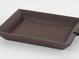 plateau carré marron avec des poignées sur fond blanc