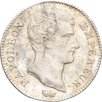 gros plan d'une pièce de monnaie sur laquelle figure une tête de femme